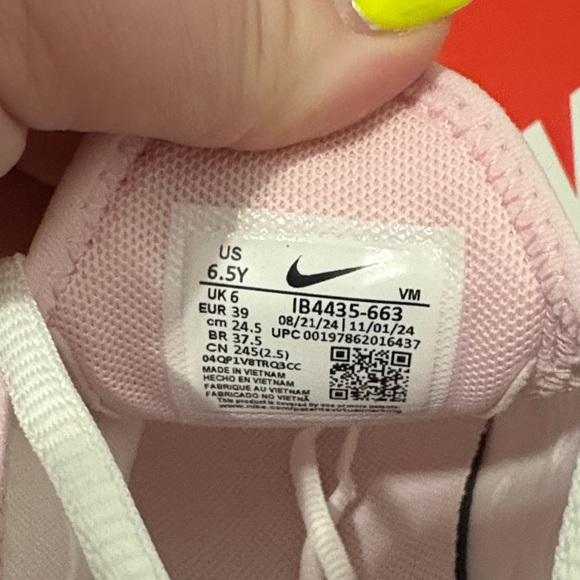 Women’s Nike Air 270 Shoes - Picture 6 of 8